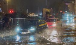 İstanbul’da aniden bastıran sağanak yağmur hayatı felç etti