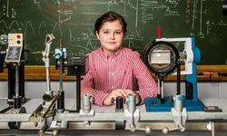 15 yaşındaki çocuk kuantum fiziği alanında doktora unvanı aldı!