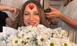 Serenay Sarıkaya, papatyalar içinde poz verdi