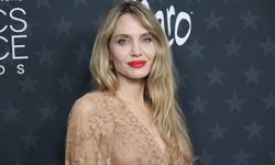 Angelina Jolie, mastektomi izlerini ilk kez gösterdi