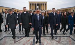 Özgür Özel, yeni PM ve YDK üyeleriyle Anıtkabir'i ziyaret etti!
