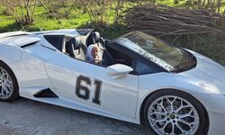 Lamborghini ile köye geldi, ninesi direksiyona geçti