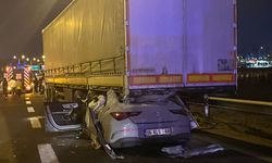 Başkette feci kaza: TIR'ın altına ok gibi saplandı!