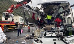 Yolcu otobüsü tıra çarptı: Çok sayıda ölü ve yaralı var!