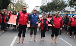 İzmir Büyükşehir işçilerinden çıplak ayaklı protesto