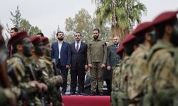 Devrimin 1. yıl dönümünde yeni ordudan askeri geçit töreni