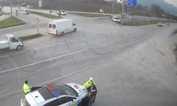 Kırmızı ışıktaki kaza anı kamerada