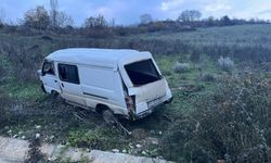 Kontrolden çıkan minibüs şarampole yuvarlandı