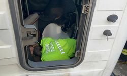 Polis üniformasını çıkarıp yaralının üzerini örttü