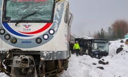 Yolcu treni belediye otobüsüne çarptı