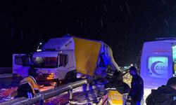 Yolcu otobüsü kamyona çarptı: Çok sayıda yaralı var!