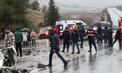 Yolcu otobüsü otomobili biçti: Can kayıpları var!