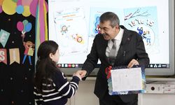 Milli Eğitim Bakanı öğrencilere karne dağıttı!