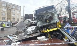 İETT otobüsü otoparka daldı!