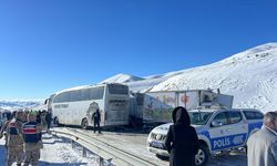 Yolcu otobüsünün karıştığı zincirleme kazada çok sayıda kişi yaralandı!