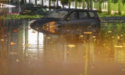 İzmir, Muğla, Manisa'yı sağanak vurdu; Araçlar su altında kaldı, bir kişi sele kapıldı