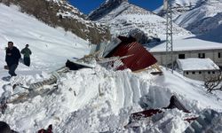 Çığ altında kalan ev ve araba çıkartıldı