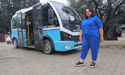 Dolmuşçu Zeynep, direksiyon sallayarak ekmeğini kazanıyor!