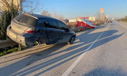 Kaza sonrası bariyerlerde asılı kaldı