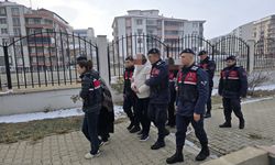 Ölen kardeşinin kimliğiyle 21 yıl boyunca maaş aldığı ortaya çıktı