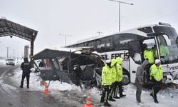 Yolcu otobüsü polis noktasına çarptı: 4 polis yaralandı