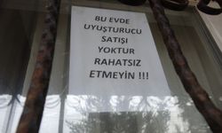 Bağımlılardan bıktı, evin camına bu yazıyı astı!