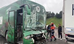 Futbolcuları taşıyan otobüs kaza yaptı