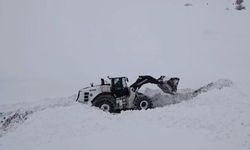 Kar kalınlığı 2 metreyi aştı, ekipler vardiyalı çalışıyor!