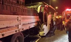 Yolcu otobüsü TIR'a saplandı: Ölü ve yaralılar var!