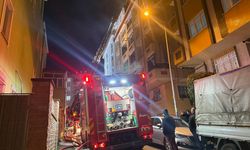 Bahçelievler'de çatı yangınındaki alevler yan binaya sıçradı
