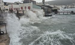 Bodrum’da tekneler karaya vurdu, feribot seferleri yapılamadı