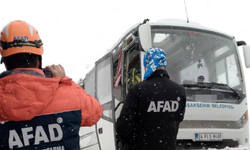 Cenaze taşıyan minibüs devrildi