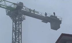 İşçilerden inşaat kule vincinde intihar girişimi