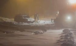 Kar yolu kapattı, ekipler mahsur kalan araca ulaştı