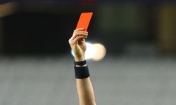 Derbide kartlar havada uçuşuyor