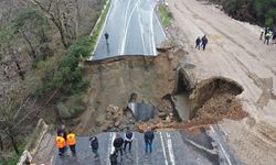 Karayolu şiddetli yağışa dayanamadı!