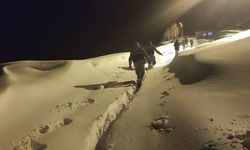 Jandarma 2 kilometre yürüyerek engelli çocuğa ilacını ulaştırdı!