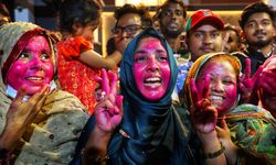 Bangladeş’te seçim sonuçlarına renkli kutlama!