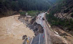 Adana'da heyelan karayolunu yuttu!