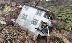 Heyelanda 2 ev ile halı saha yıkıldı!