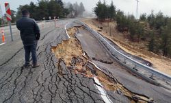 Mersin'de yağış sonrası yol çöktü