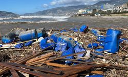 Selde yıkılan restoranı su götürdü, bir köpek son anda kurtarıldı!