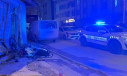 Önce yayaya sonra duvara çarptı