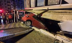 Kontrolden çıkan otomobil iş yerine daldı!