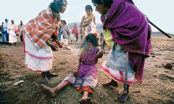 Cadılıkla suçlanan anne ve bebeği yakılarak öldürüldü!