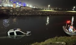 Kaza yapan zabıta aracı deniz düştü