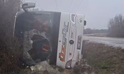 Polislerin bulunduğu otobüs devrildi, yaralılar var