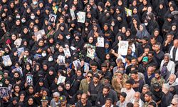 İran'da ilkokulda ölen çocuklar için cenaze töreni düzenlendi!