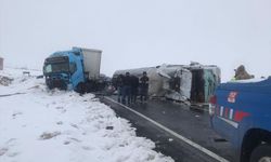 Kars'ta tanker ile tır çarpıştı; yol ulaşıma kapatıldı!