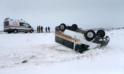 Yoldan çıkıp ters döndü, 5 kişi yaralandı!